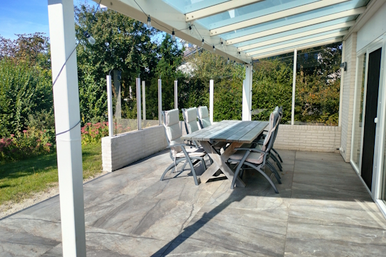 Het terras met tafel