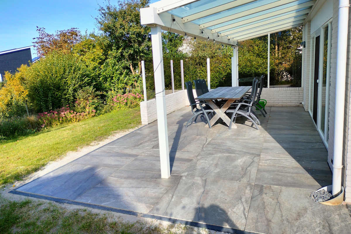 Het terras met tafel Het terras met tafel