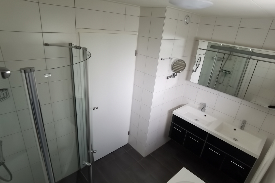 Het badmeubel in de badkamer beneden Het badmeubel in de badkamer beneden